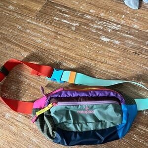 Cotopaxi Multicolor Del Día Fanny Pack